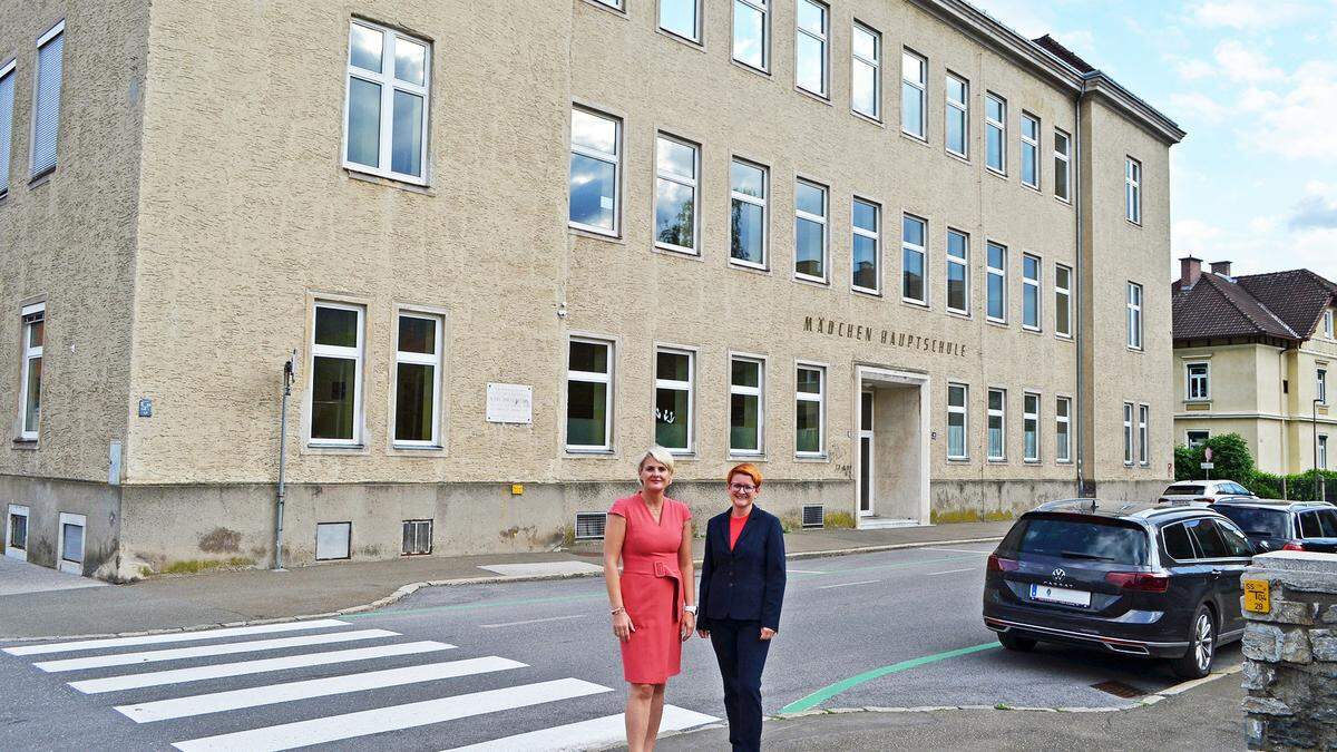 Kerstin Koch-Pernitsch (links) und Vizebürgermeisterin Silke Reitbauer-Rieger vor der Brucker Mittelschule