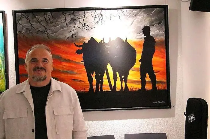 Haxhi Fejzullahi, geboren 1956, Sohn einer Großfamilie im Kosovo, wollte eigentlich Kunst studieren, musste jedoch 1991 kriegsbedingt nach Österreich flüchten. In der Weststeiermark fand er seine zweite Heimat. Der Kunst ist der auch als exzellenter Fußballer bekannte Haxhi immer treu geblieben und hat im Laufe der vielen Jahre seines künstlerischen Schaffens seine eigene, außergewöhnliche Maltechnik gefunden.