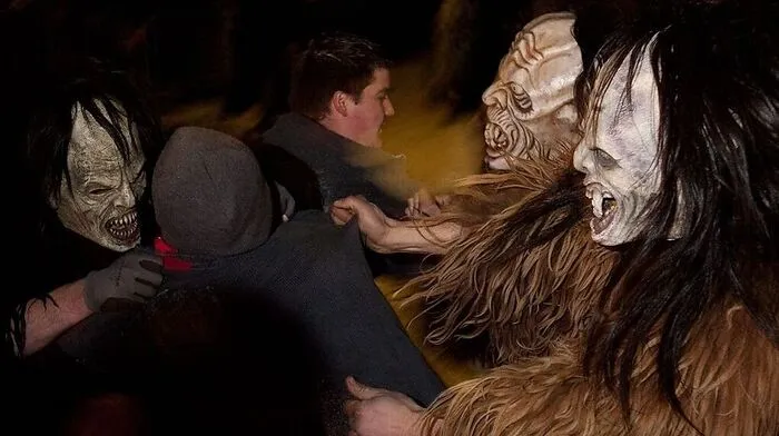 Das Kräftemessen zwischen Zuschauern und Krampussen beim „Tischziachn“ hat viele Fans