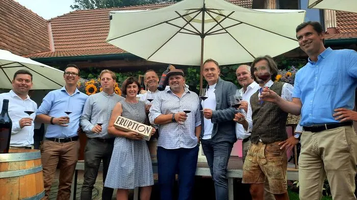 v.l.n.r.: Die neun Eruptionswinter Stefan Müller, Alois Gollenz, Daniel Pfeifer, Andrea und Josef Scharl, Franz Hutter, Stefan Krispel, Familie Thaller und Famile Frühwirth mit ihrem Charity-Wein "Cuvée Zusammenhalt Limited Edition 2019/2020".