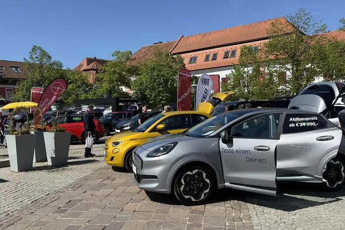 Interessierte freuten sich auf eine eindrucksvolle Ausstellung mit 15 Automarken, von kompakten Stadtautos bis eleganten Sportwagen.