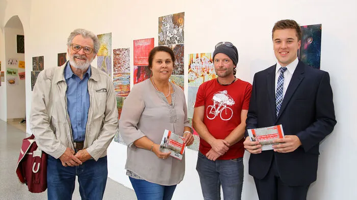 Das Theaterfestival, das bis zum 5. Oktober in Leoben stattfindet, soll ein lebendiges Abbild der Region und ihrer Menschen schaffen. Hier zu sehen sind unter anderem die Leiterin des MuseumsCenters Susanne Leitner-Böchzelt (Mitte links) und Kulturreferent Johannes Gsaxner (rechts).