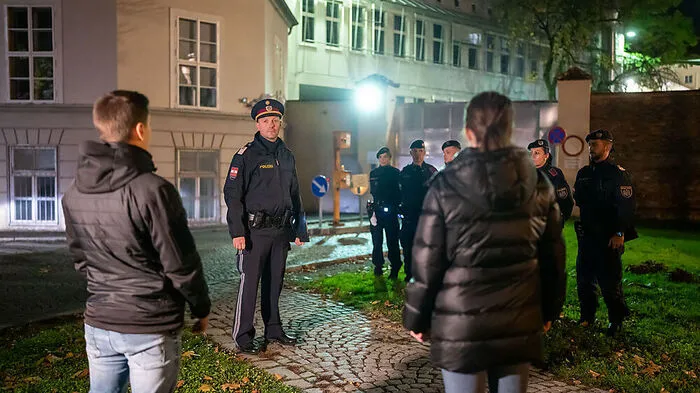Einsatzbesprechung vor der Polizeidirektion am Paulustor. Ein gemischtes Team von zivilen und uniformierten Beamten führt die Kontrollen durch.