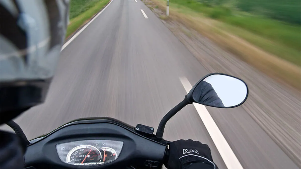 Mit Motorroller in Zaun gekracht