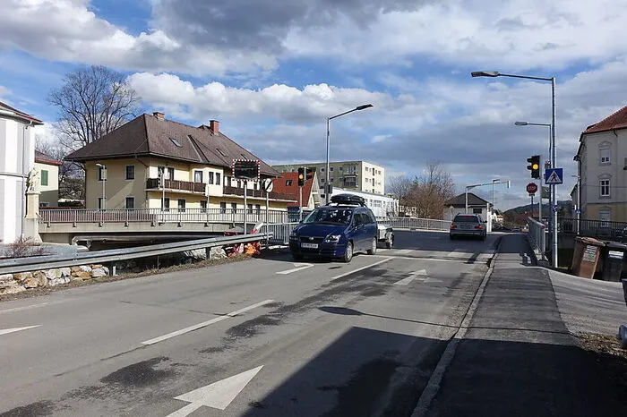 Laut der Bodenmarkierungen ist die Hans-Klöpfer-Allee in Voitsberg nun eine Einbahnstraße. Das sorgt bei den Voitsbergern teilweise für Verwirrung. Mehr dazu. 