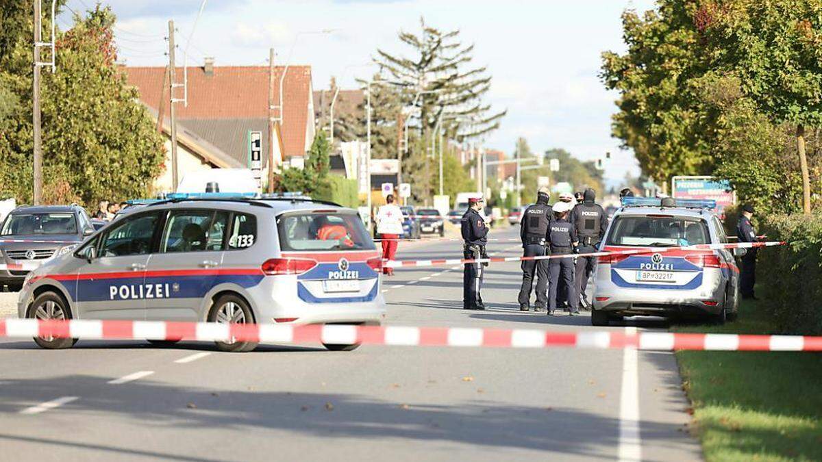 Polizei am Tatort in Strasshof an der Nordbahn nach Femizid | Die Polizei war mit einem Großaufgebot im Einsatz