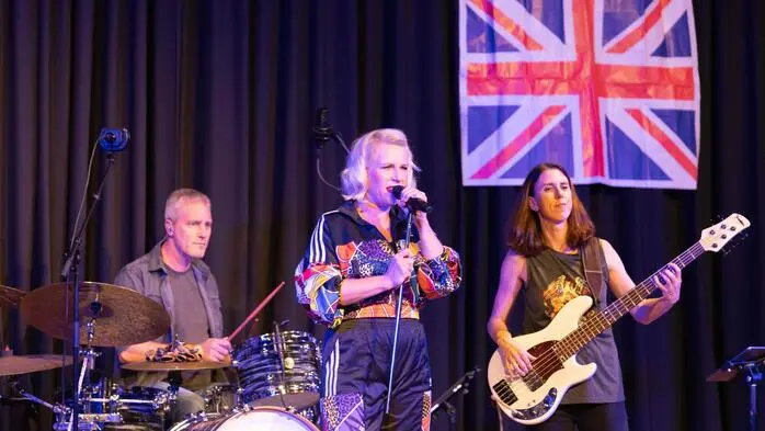 Nina Bernsteiner und ihre Band präsentierten die größten Hits der legendären Rockband Queen.