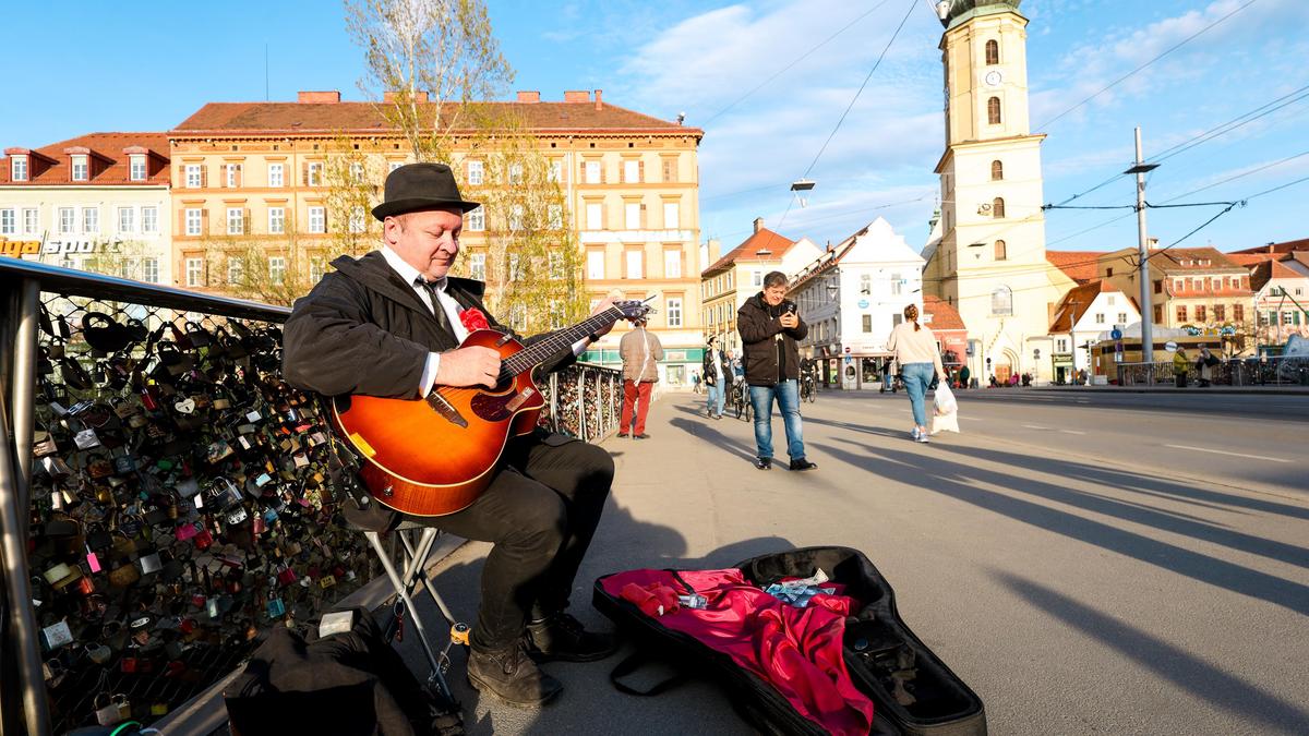 Christoph Kotter spielt seit acht Jahren als Straßenmusiker nicht nur in Graz auf