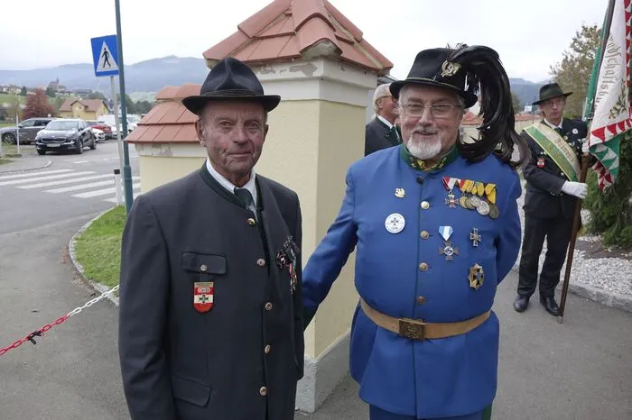Mit Marschmusik und durch den Fackelspalier der Feuerwehr ging es in Richtung Festsaal. Nach dem feierlichen Einzug der Fahnen – umrahmt vom Musikverein – erfolgte die Meldung an Bezirkskommandant Peter Prifl. Den toten Kameraden wurde mit einer Ehrerbietung und dem Loblied auf Treue „Ich hatt‘ einen Kameraden“ gedacht. Bezirksobmann Harald Schlager begrüßte anschließend die Versammlung, die Ehrengäste wie die Abordnungen der Orts- und Gastverbände.