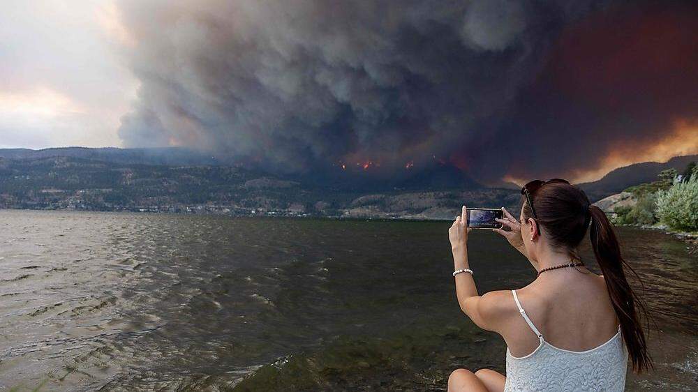Düsteres Schauspiel. Waldbrand in der Nähe von West Kelowna, Kanada am 17. August 2023