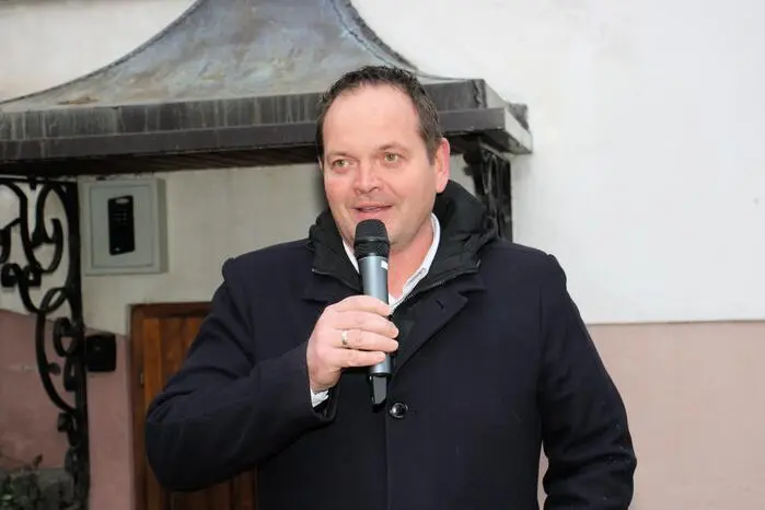 Nach der Begrüßung durch Bürgermeister Roman Neumann wurde der Nikolaus durch Franz Seidler vom RC Spatenhof standesgemäß mit der Kutsche zum Marktplatz gefahren.