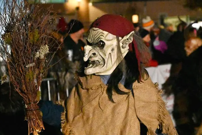 Auch der Nikolaus ließ sich das Spektakel nicht entgehen und verteilte Sackerl mit Stofftieren an die Kinder. 
