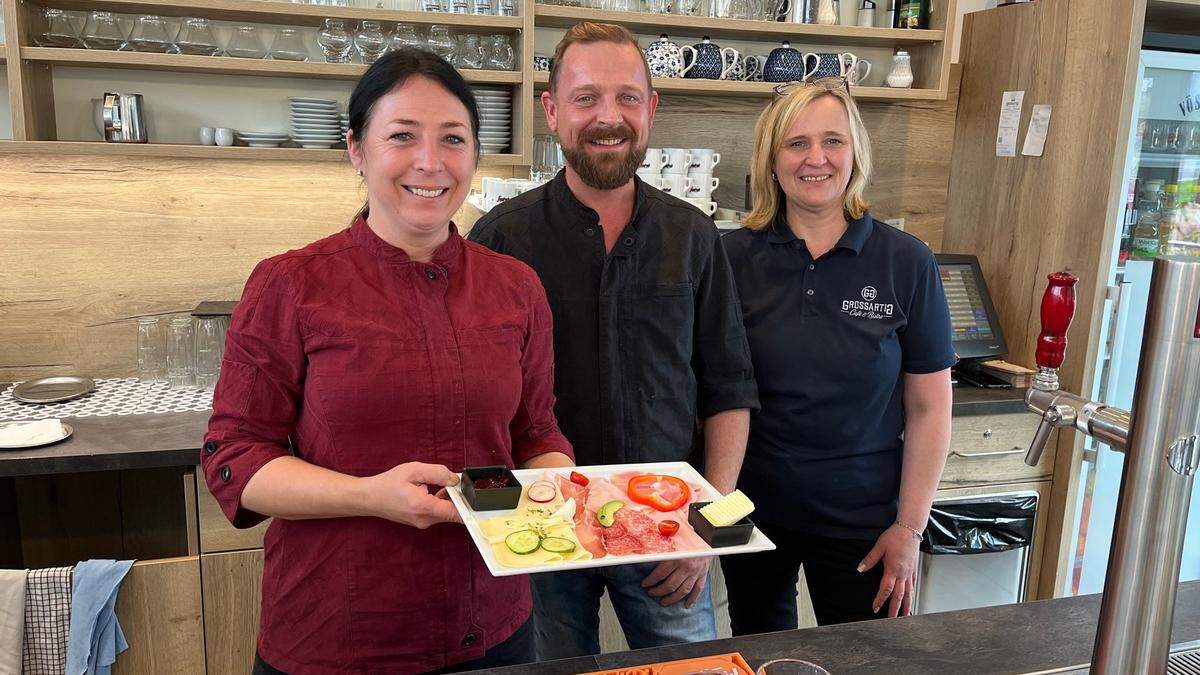 Die Gastgeber Sandra und Daniel Groß sowie Mitarbeiterin Michaela Oberlaßnig, die das Service fest im Griff hat