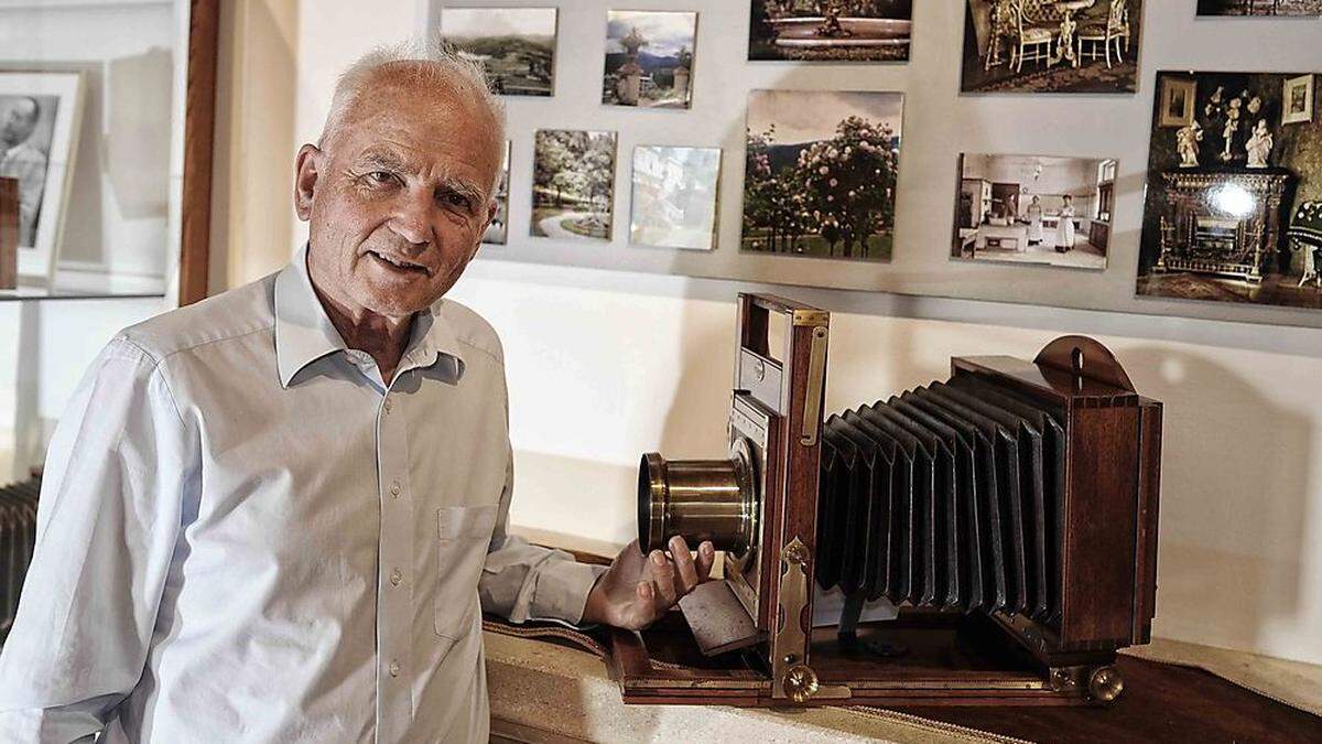 Museumsleiter Roland Adunka mit einer der damaligen Kameras, mit denen Auer von Welsbach gearbeitet hat