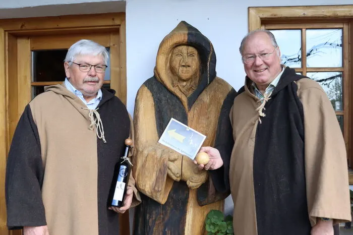 Das sind die traditionellen Kutten, die die Apfelmänner beim Brennvorgang tragen.