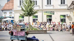 Dialoge zum Zerkugeln und Schelmenblick auf Alltagstücken: Mezzanin Theater