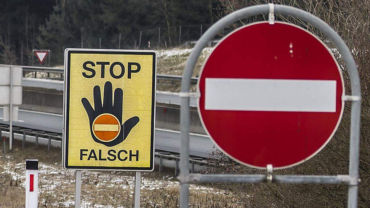 Warnschild auf der Autobahnabfahrt