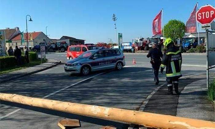 Ein misslungener Streich habe in einer "sehr gefährlichen Situation" u.a. für den Straßenverkehr geendet, teilte die örtliche Feuerwehr mit