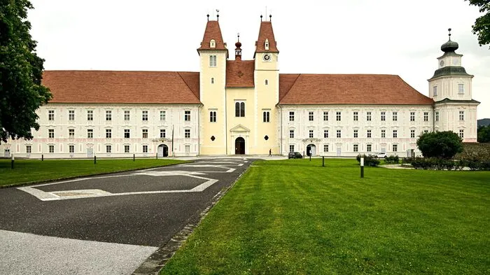 Das Schulfest erfreute sich eines großen Zuspruchs und wie Direktorin Monika Koller erklärte, sind pro Schuljahr etwa 100 Schülerinnen und Schüler an dieser drei bzw. vierjährigen Schule angemeldet.