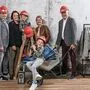 Rainer Rauch, Katrin Roth, Jakob und Niklas, Linde Roth und Ferdinand Roth zeigen ihre Baustelle im Hatric her
