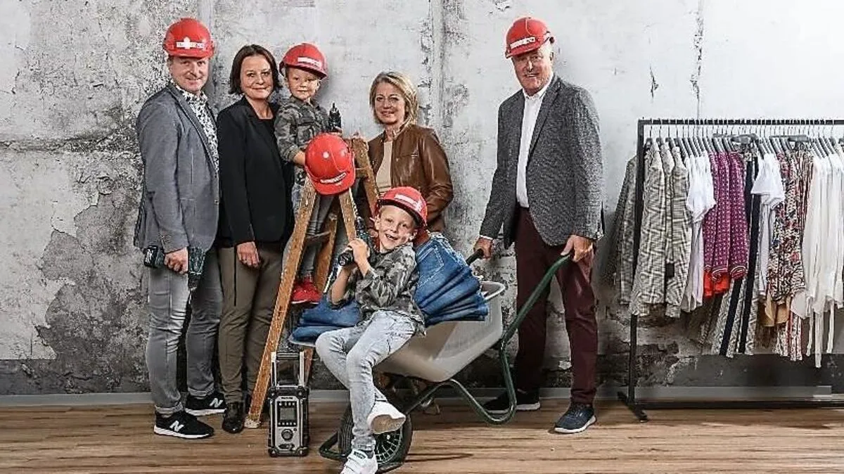 Rainer Rauch, Katrin Roth, Jakob und Niklas, Linde Roth und Ferdinand Roth zeigen ihre Baustelle im Hatric her