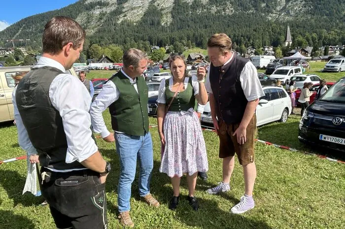 Andreas Babler mit SPÖ-Funktionären aus dem Bezirk Liezen bei der "Einweisung"