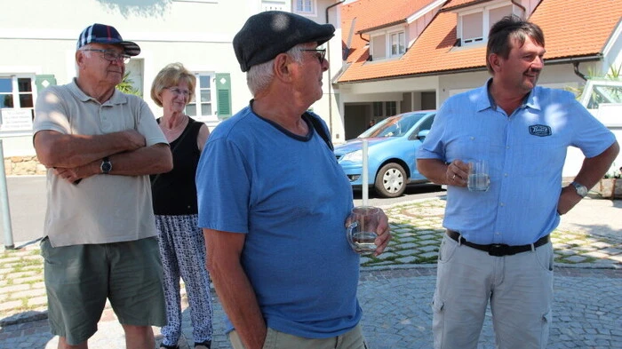 Die Zuseher waren von den Autos begeistert.