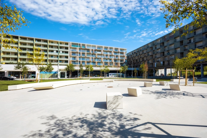 Pflastersteine erhitzen sich im Sommer weniger als Asphalt, was zu angenehmeren Temperaturen beiträgt