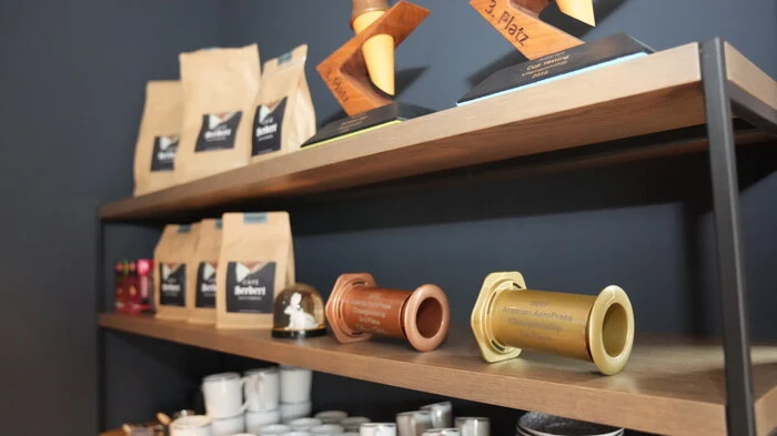 Die Kaffee-Ecke des stylish eingerichteten Cafés Herbert - auch die Trophäen des Barista-Staatsmeisters dürfen nicht fehlen.