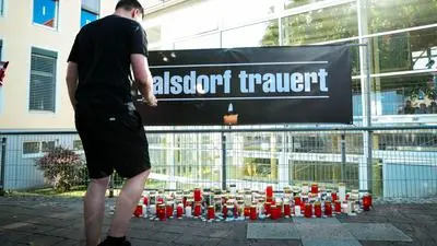 In Kalsdorf, wo der 21-Jährige gewohnt hatte, fand am Freitag ein stilles Gedenken vor der Schule statt