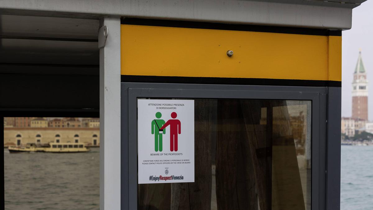 In Venedig warnt man auch mit Schildern vor Taschendieben