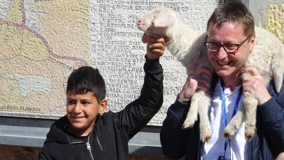 Franz Troyer mit einem Bub und einem Lamm