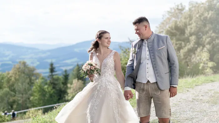 Nach sieben Jahren haben sich Anna-Maria und Dominik Kainer am Standesamt Pöllau bei Hartberg und in der Wallfahrtskirche Pöllauberg das Jawort gegeben. Mit dabei bei ihrem perfekten Hochzeitsfest waren ihre Töchter Leonie (4 Jahre) und Miriam (2). Mit ihrer Familie und Freunden wurde bis in die frühen Morgenstunden getanzt und gefeiert. Zuhause ist die junge Familie beim Schnaps-, Weinbau- und Buschenschankbetrieb Kainer am Schönauberg.