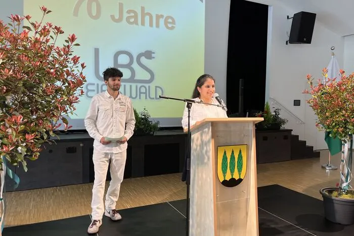 ... sind derzeit in der Ausbildung zum App-Entwickler und zur IT-Systemtechnikerin.