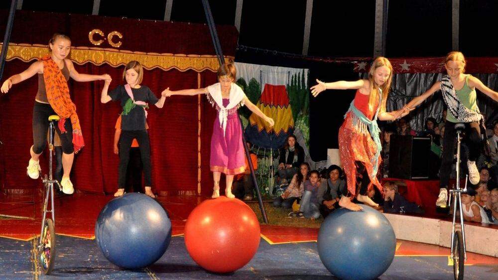 Ein Bild aus unbeschwerten Tage: Kinder der Cirkusschule zeigen ihr Können