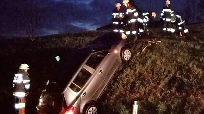 Der Wagen blieb auf der Böschung hängen