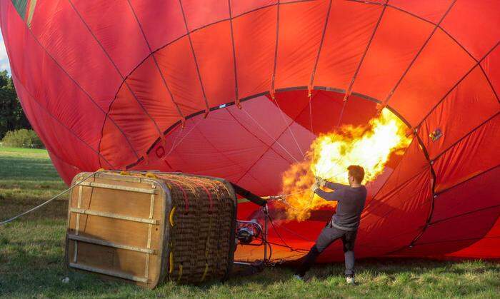 Gibt ordentlich Gas: Vor dem Start wird die Luft im Ballon mit Brennern erhitzt.