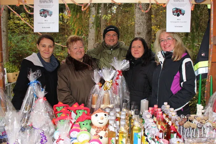 An 55 Verkaufsständen wurden Geschenkideen, Handarbeiten, Kunsthandwerk, handgemachter Schmuck, Weihnachtsgebäck, Glühwein, Punsch und Dekoartikel rund um das Weihnachtsfest angeboten. 