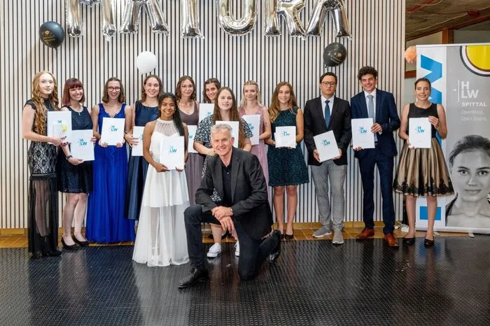 Klassenvorstand der 5M HLW Spittal Richard Krämmer mit seinen Absolventen Vivien Winkler, Nadja Pertl, Jasmin Lagger, Bettina Lerchster, Stephanie Reynoso, Magdalena Egger, Sandra Ebenberger, Elisabeth Kramer, Lisa Pirker, Angelika Leyhs, Felix Mathiesl, Simon Prieschl und Anna Wappis 