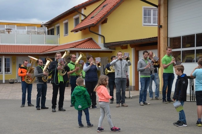 Zu Mittag spielte der Musikverein Seckau bei Familie Offenbacher, wo es in der neuen Veranstaltungshalle auf dem Bauernhof auch Speis und Trank gab