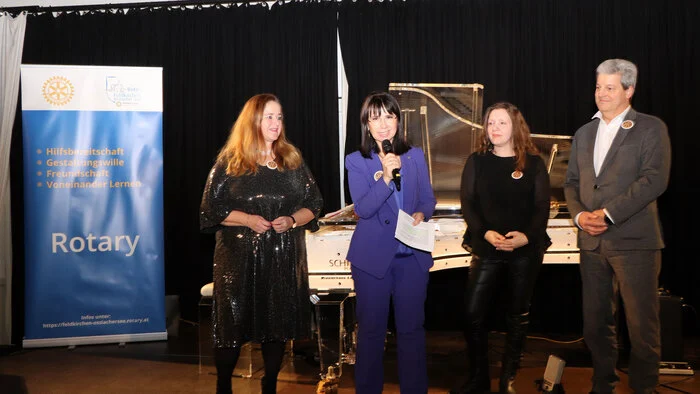 Der Rotary Vorstand bei der Begrüßung von Links: Susanne Laggner-Primosch, die Präsidentin 2024/2025 Gerlinde Murko-Modre, Karin Hautzenberger-Steinmetz und Heinz 
Strohmayer.
