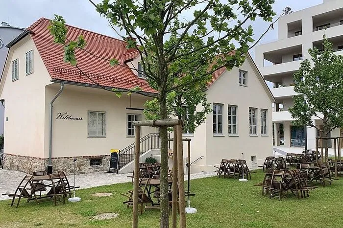 Das Lokal ist in einem putzigen, sauber sanierten Vorstadthäuschen untergebracht, wie sie bis vor wenigen Jahren in dieser Gegend des Lend noch vielfach zu finden waren. Doch jetzt sind hier auch immer mehr neue Wohnblöcke hochgezogen worden.