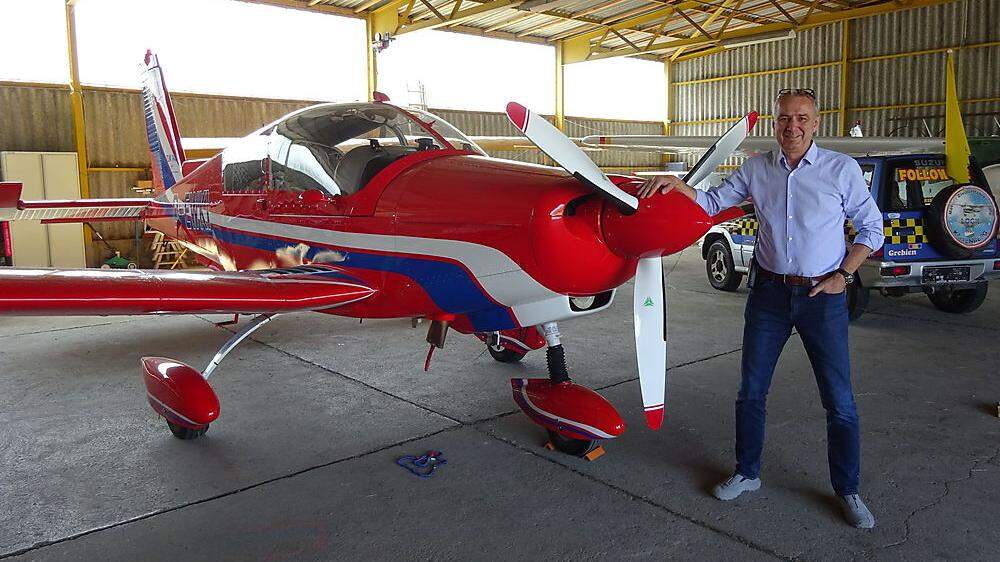 Hans F. Gaida im Hangar des KSV-Motor-Flugsportvereins, dort, wo seine Karriere ihren Anfang nahm