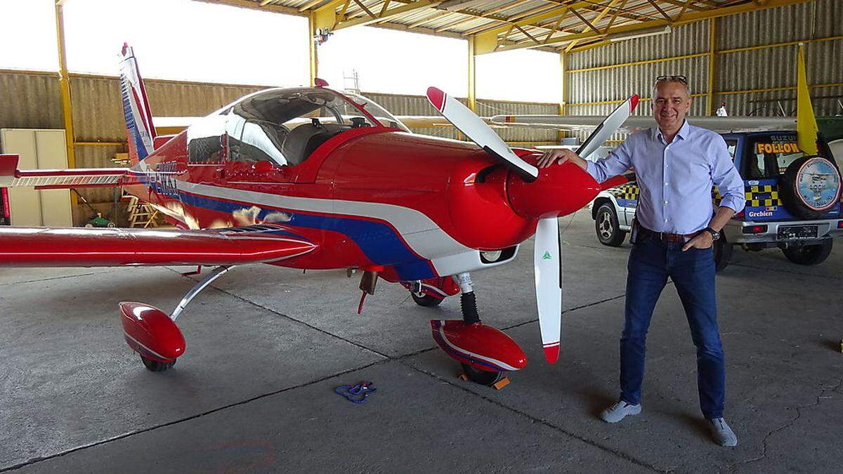 Hans F. Gaida im Hangar des KSV-Motor-Flugsportvereins, dort, wo seine Karriere ihren Anfang nahm