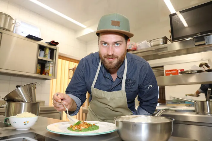 Küchenchef Stephan Wieland in seinem neuen Reich. Er wohnt - wie einige andere des Personals auch - direkt in der Seewiese.