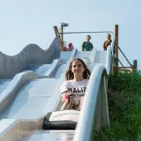 Auch eine große Rutsche gibt es neben zahlreichen weiteren Spiel- und Sportgeräten im Bewegungspark „Steirarodl“