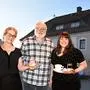 Johanna Riedl (rechts) mit ihren Eltern Susanne und Manfred Riedl