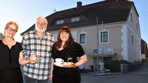 Johanna Riedl (rechts) mit ihren Eltern Susanne und Manfred Riedl
