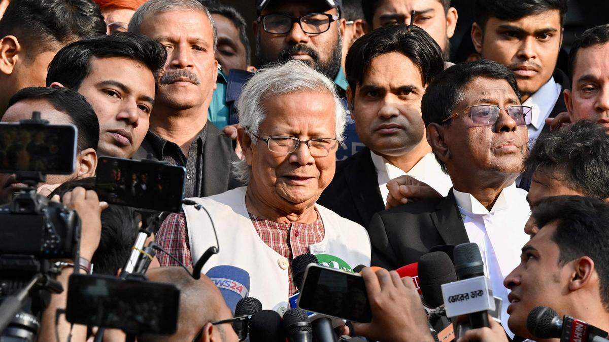 Ein Gericht in Bangladesch hat den Friedensnobelpreisträger Muhammad Yunus zu sechs Monaten Haft verurteilt, weil er mit dem gemeinnützigen Teil seiner Firma das Arbeitsrecht verletzt haben soll.