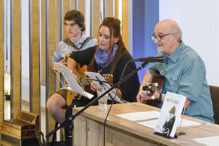 Hans T. Tafner und Birgit Schmidpeter lasen gemeinsam, in Dialogform, aus dem Buch über Nickls Leben, und musizierten gemeinsam mit Tobias Schmidpeter.